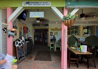 sanibel pet friendly restaurant
